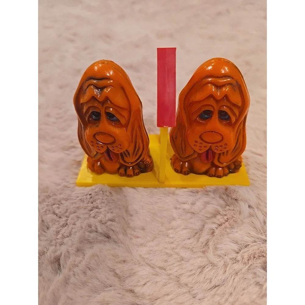Vintage Hound dog salt and pepper shakers set orange yellow‎